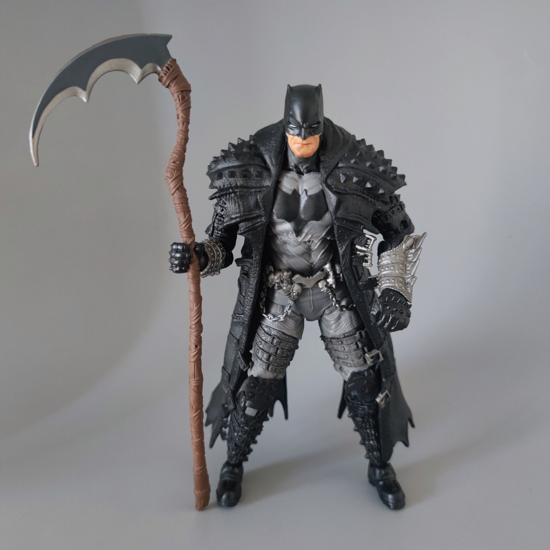 Multiverse Death Metal Bat-Her – обзор и цена Action Figure Stand