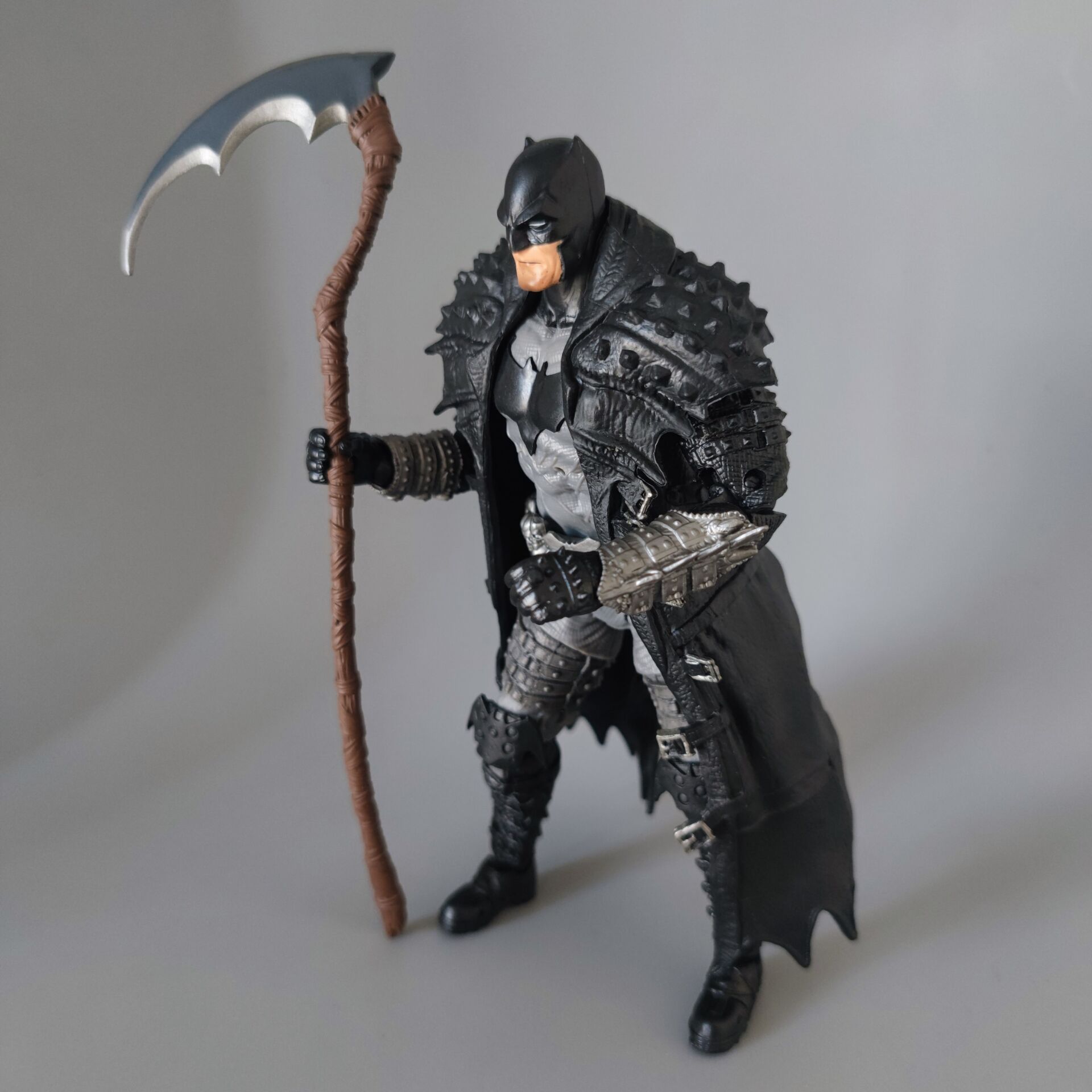 Multiverse Death Metal Bat-Her – обзор и цена Action Figure Stand
