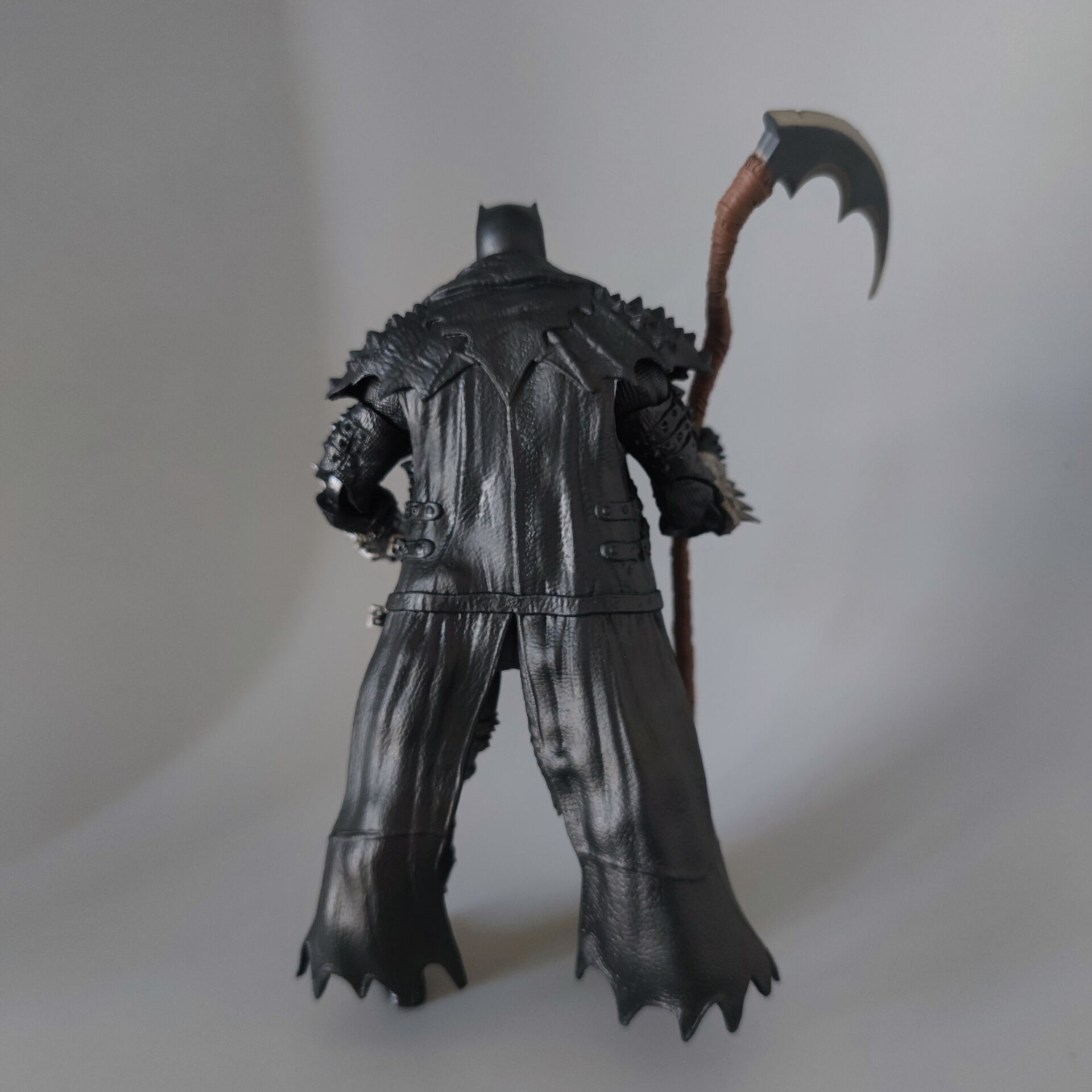 Multiverse Death Metal Bat-Her – обзор и цена Action Figure Stand