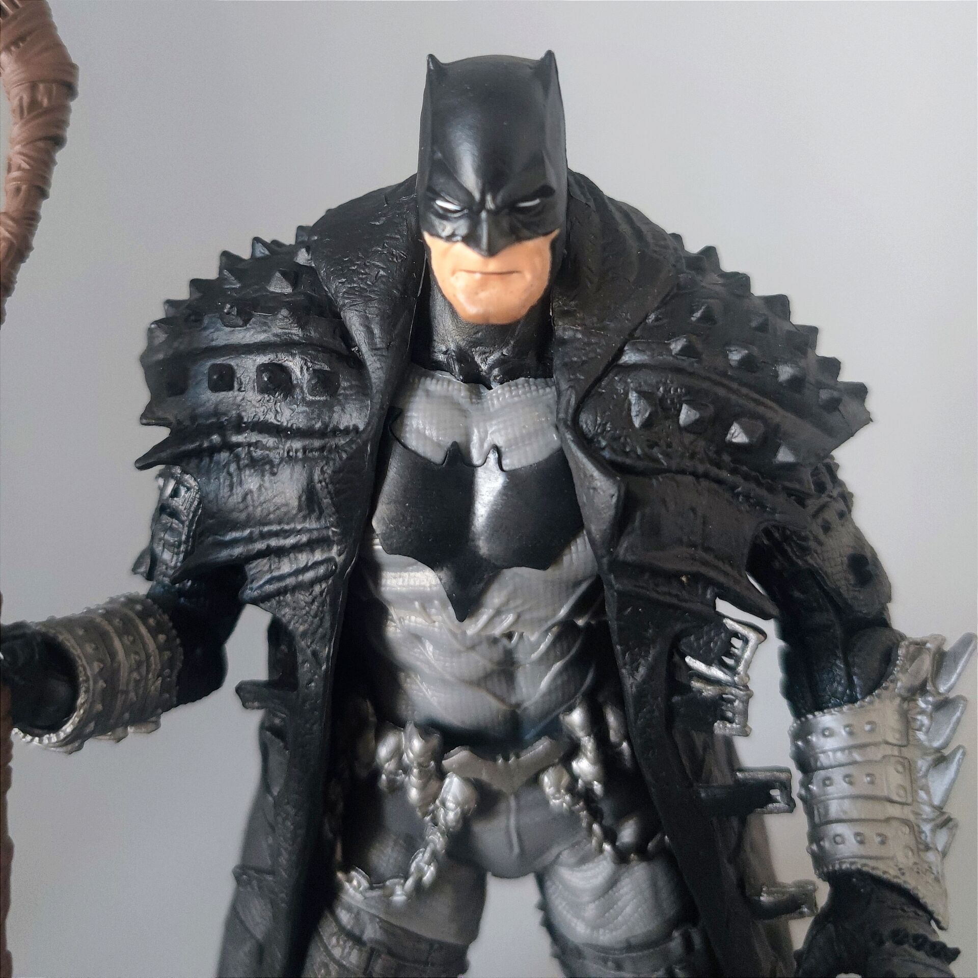 Multiverse Death Metal Bat-Her – обзор и цена Action Figure Stand